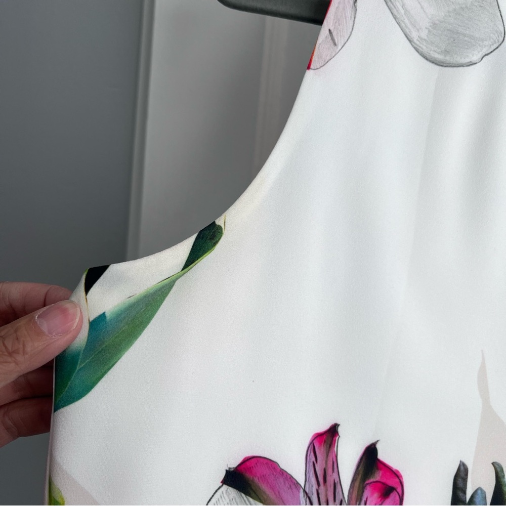Babaton Floral V-neck Tank Blouse S - Picture 3 of 6